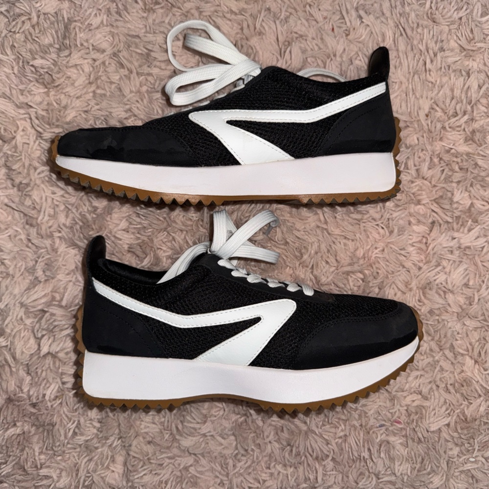 DV Dolce Vita Black and White women’s Sneakers